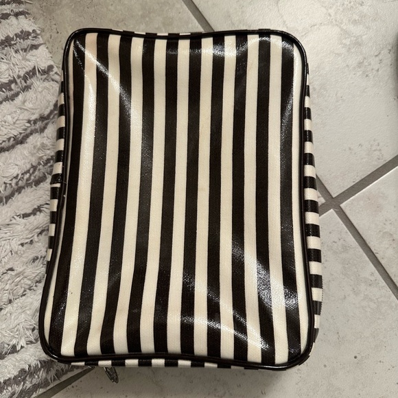 Henri Bendel - Picture 1 of 2